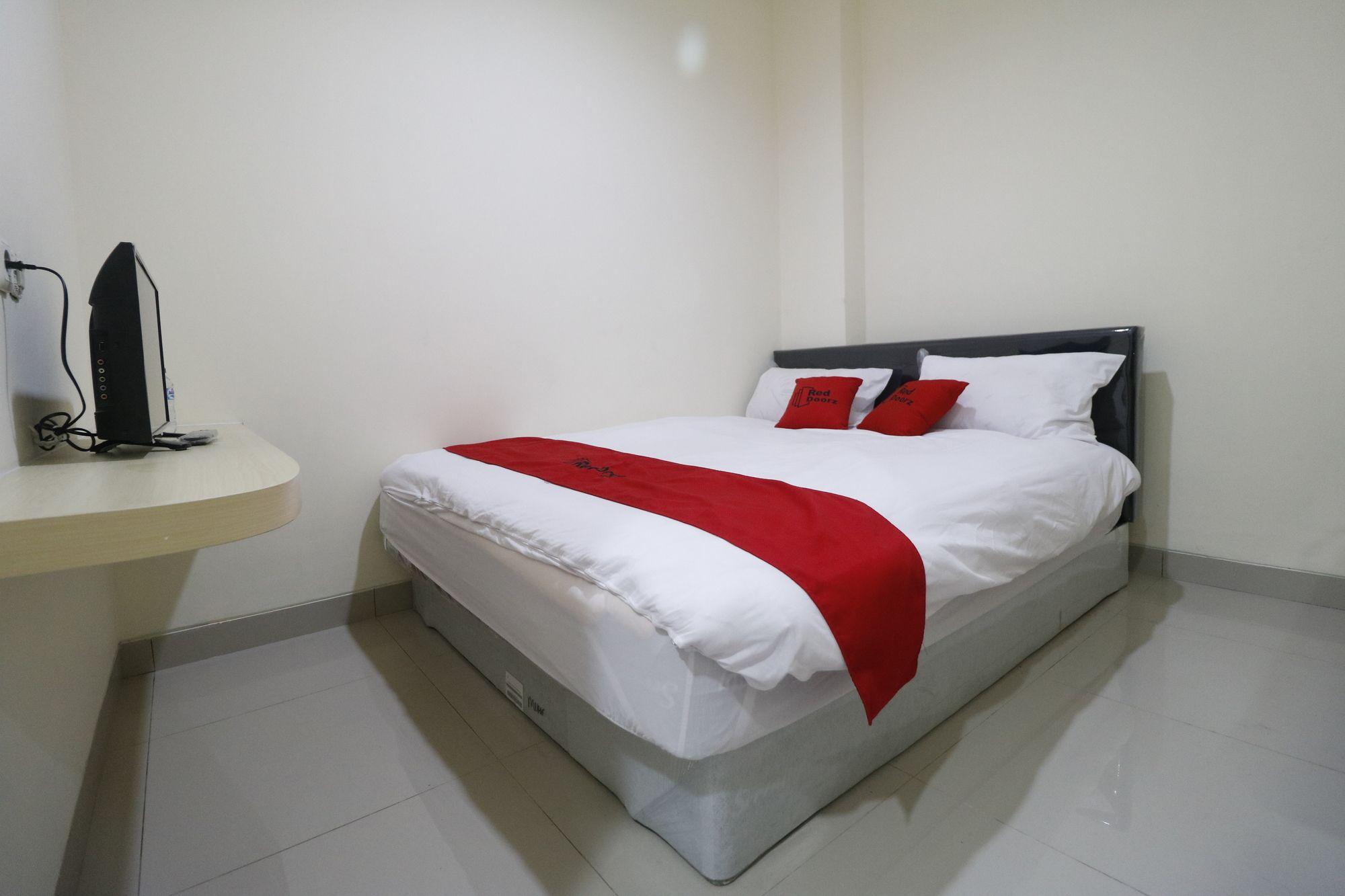 Reddoorz Plus Near Mall Ciputra Jakarta Extérieur photo